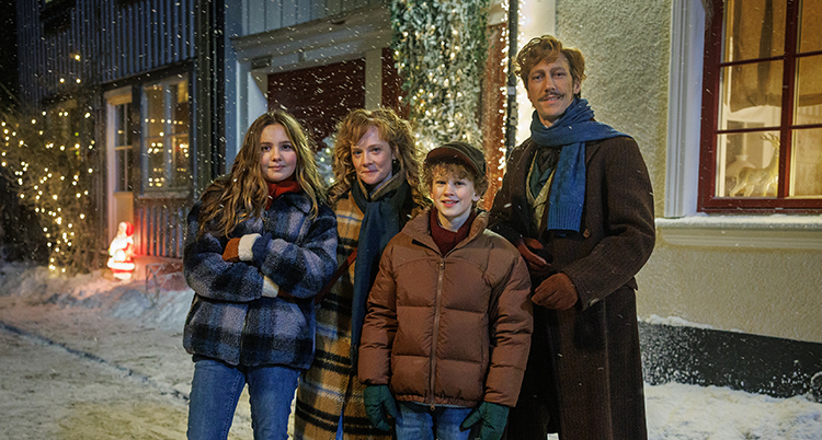 De står på rad i en snöig stad.