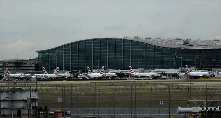 Flygplatsen Heathrow. Ett stort hus och några parkerade flygplan utanför.