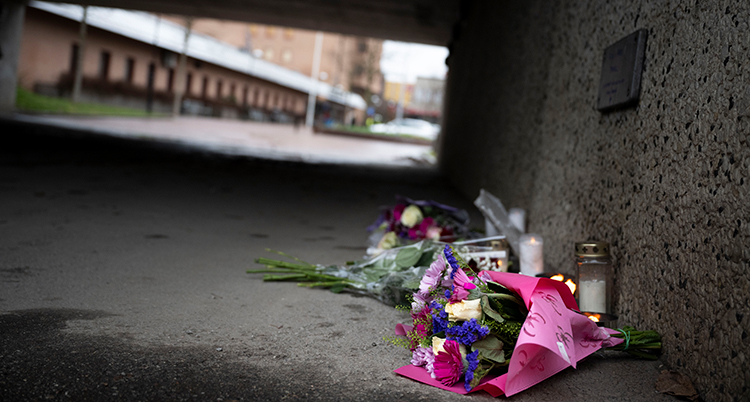 Blommor i en gångtunnel.