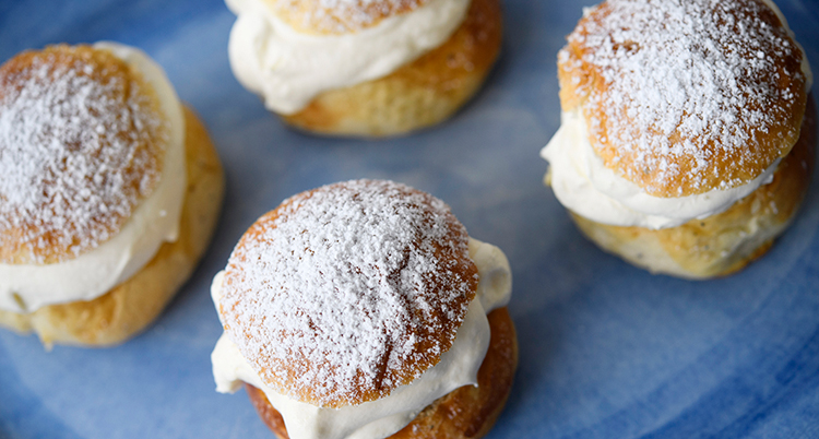 Fyra semlor på ett bord.