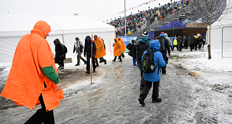 Personer som promenerar i regn och slask.