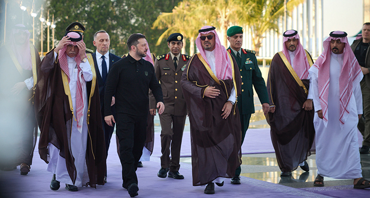 Zelenskyj med flera personer från Saudiarabien.