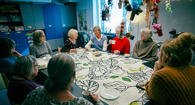 Flera kvinnor sitter runt ett bord.