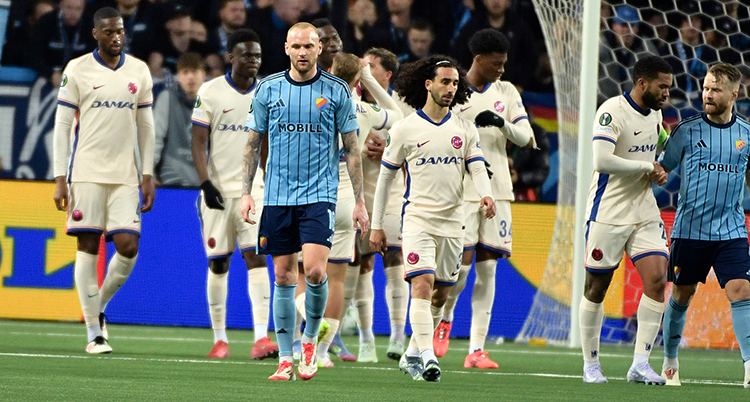 Spelare går på en fotbollsplan.