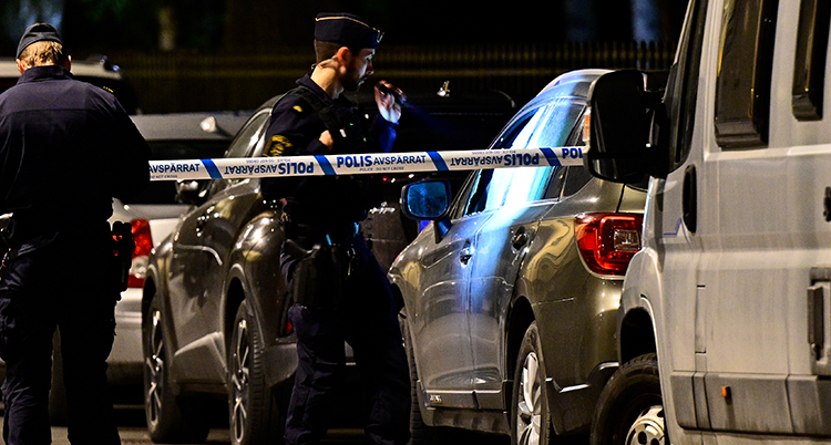 Poliser och en avspärrning vid platsen där explosionen var i Solna.