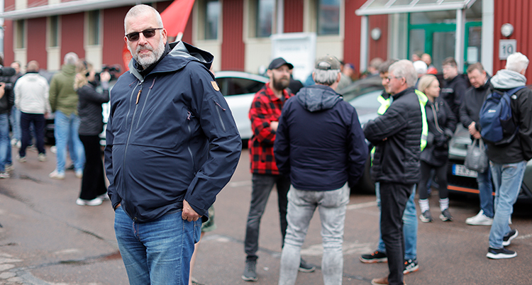 De står i grupper på en gata.