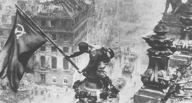Ryska soldater plasserar Sovietiska flaggan