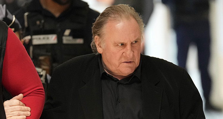 Depardieu tittar åt sidan.