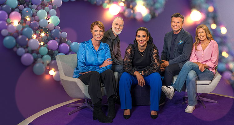 De sitter i en studio för tv.