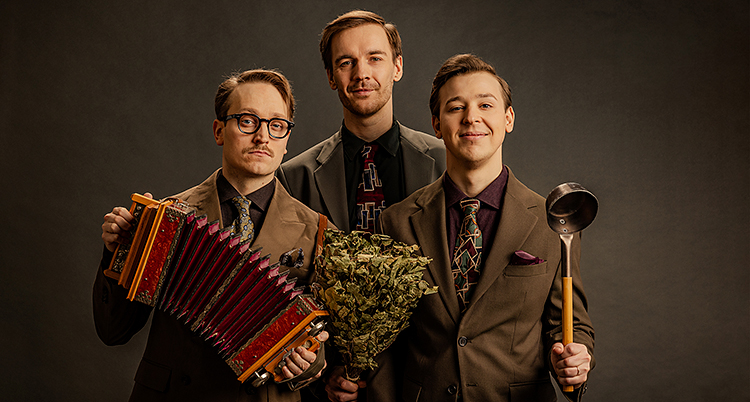 En gruppbild. De har kostymer. Axel hålla ri ett dragspel.