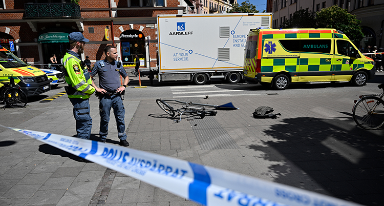 Poliser på platsen där det hände.