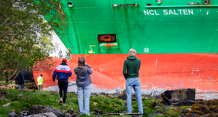 Konteinerskip grunnstøtte i Trondheimsfjorden