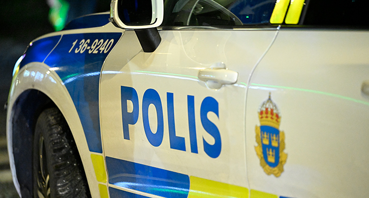 En polisbil på nära håll.