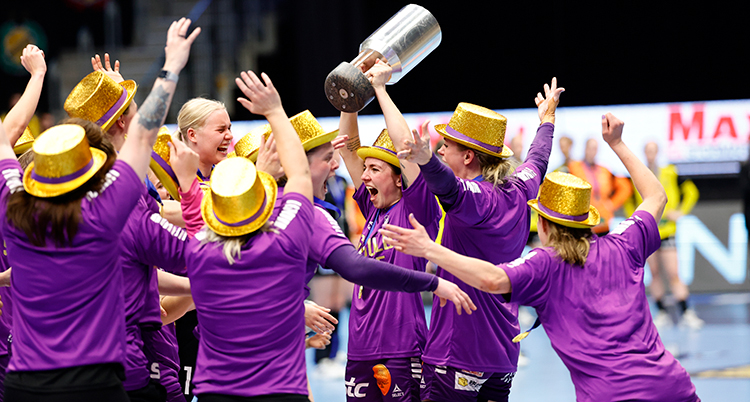 Spelare jublar och håller en pokal i luften.