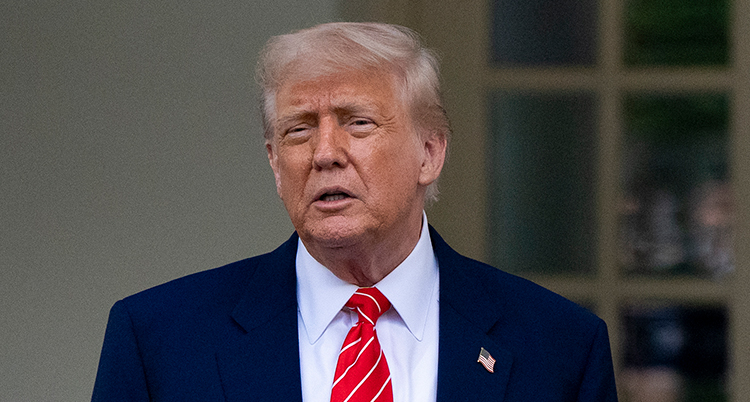 Trump tittar rakt fram.