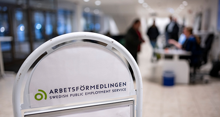 En skylt som det står Arbetsförmedlingen på.