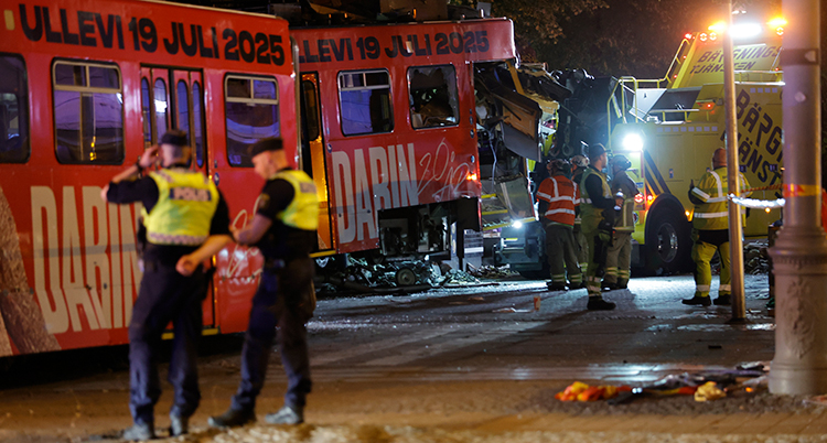 Två poliser tittar på en spårvagn som har krockat.