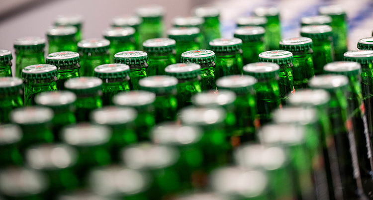 Många flaskor av glas står intill varandra.
