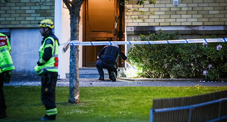 Poliser står utanför huset.