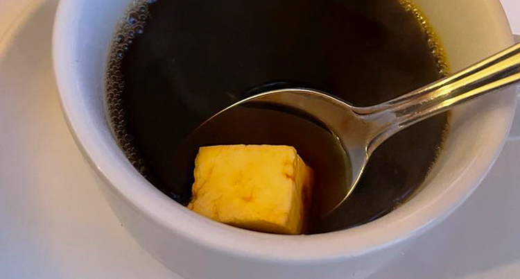 En bit ost i kaffe.
