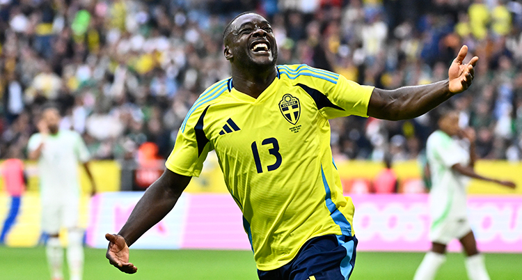 Glad fotbollsspelare jublar.