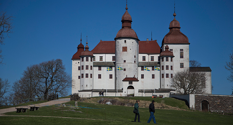 Ett vitt slott med många torn.