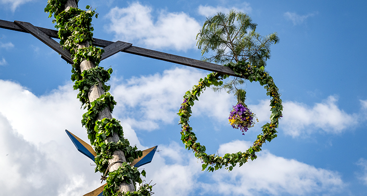 Bild på en midsommarstång.