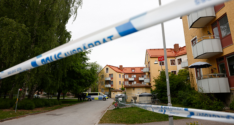 Polisernas band hänger framför en väg.