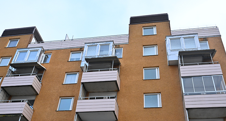 Ett hus med flera lägenheter.