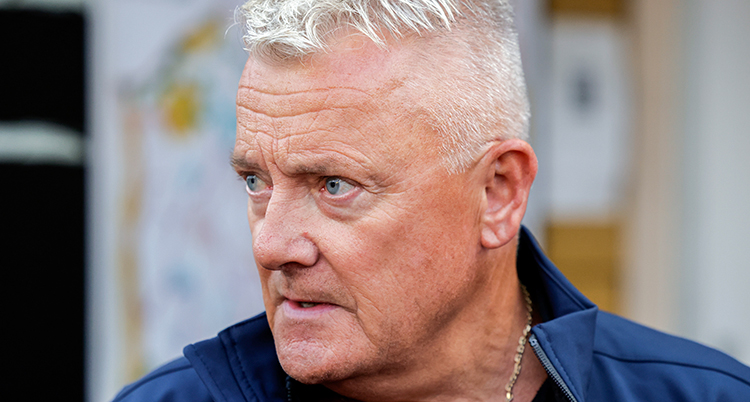 Han tittar bort från kameran.