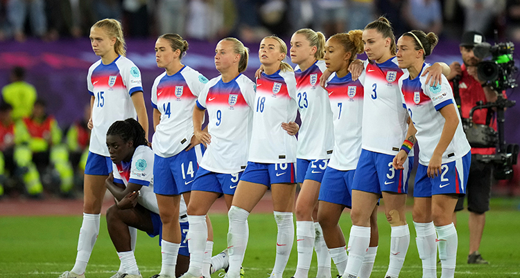 Engelska laget håller om varandra under förra matchen mot Sverige.