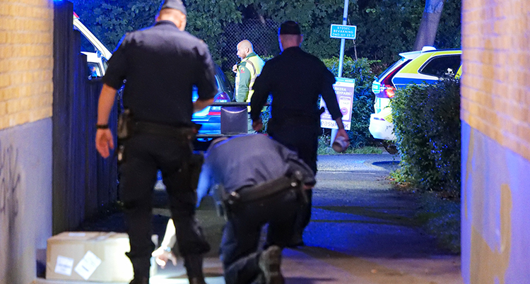 Poliser vid ett hus.