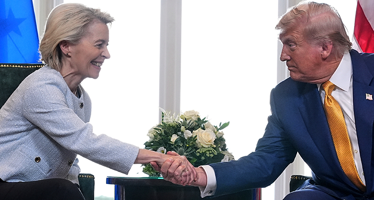 De sitter i varsin stol. De tittar på varandra och skakar hand.