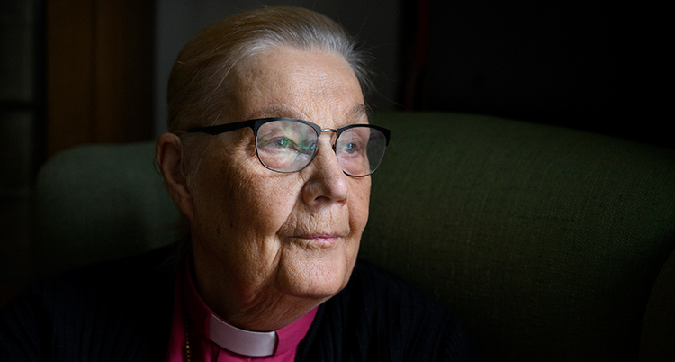 Närbild på kvinna i kyrkans kläder.