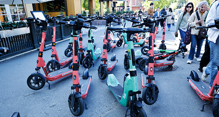 Många elsparkcyklar.