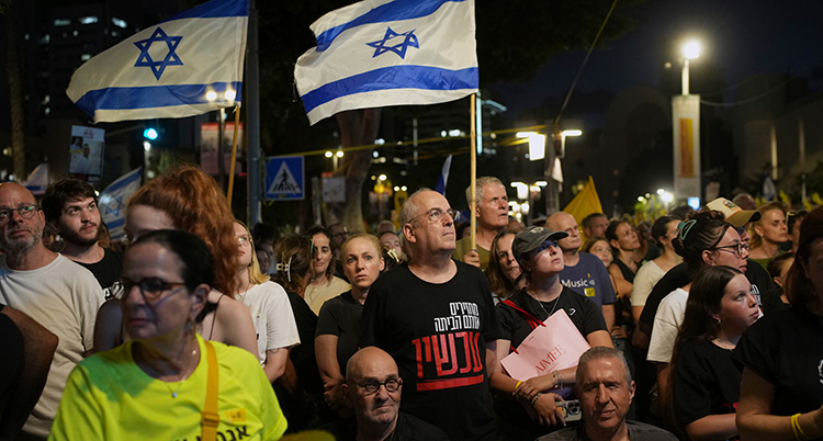 Många människor demonstrerar. Några håller i israeliska flaggor.