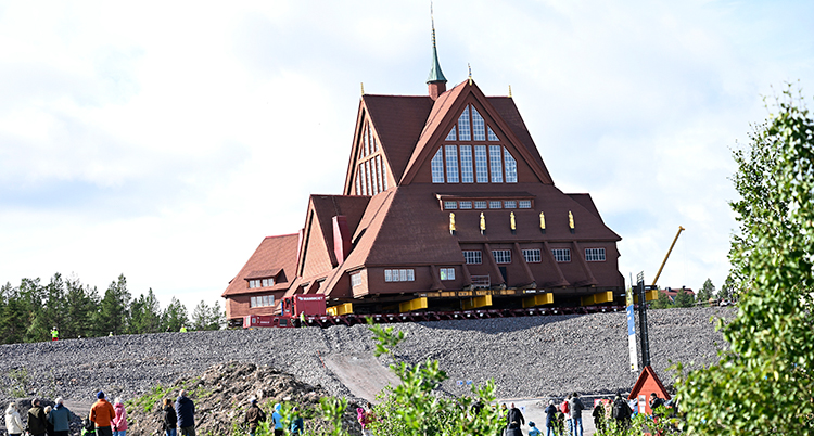 Kyrkan står på en höjd. Den står på balkar och hjul.