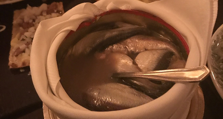 En öppnad burk med surströmming.