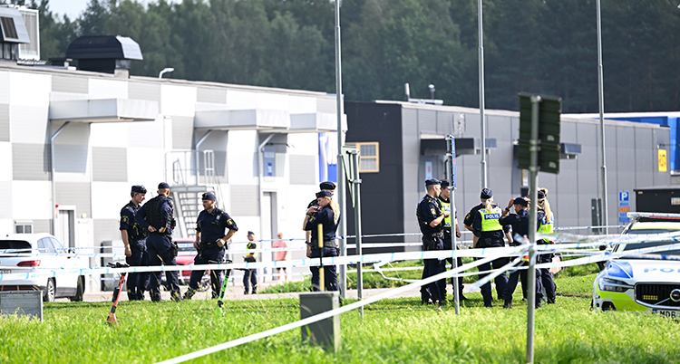 Poliserna har spärrat av ett område med tejp.