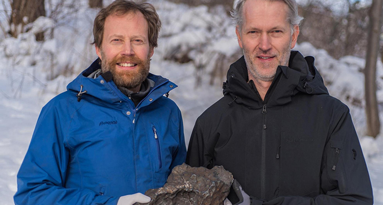 De håller i meteoriten.