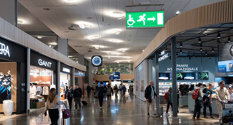 Människor går bland butiker på Arlanda flygplats.