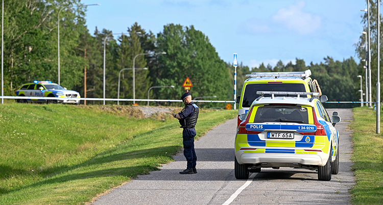Poliserna har spärrat av en gata.