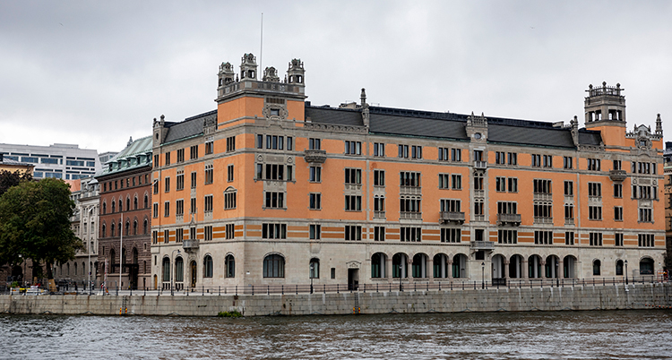 Regeringens hus i Stockholm som ligger vid vattnet.