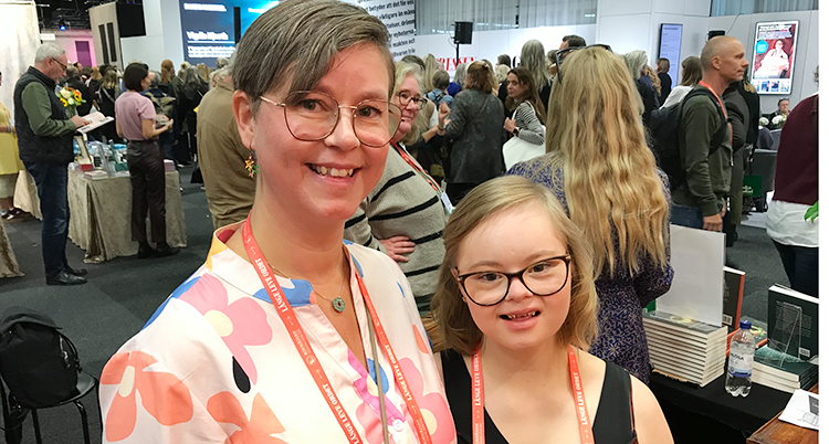 Två kvinnor står bredvid varandra på Bokmässan i Göteborg. Kvinnan till vänster är mamma till kvinnan till höger.