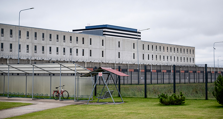 Ett fängelse i Estland. Det är ett stort hus med höga staket runt.