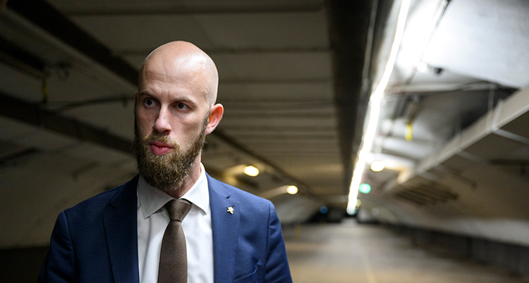 Han har slips och kavaj.