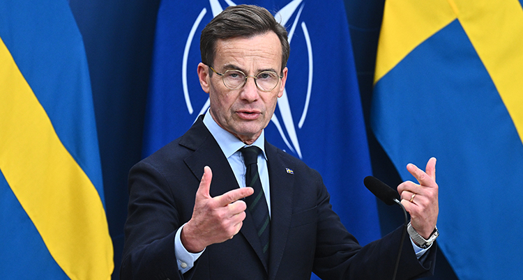 Kristersson pratar.