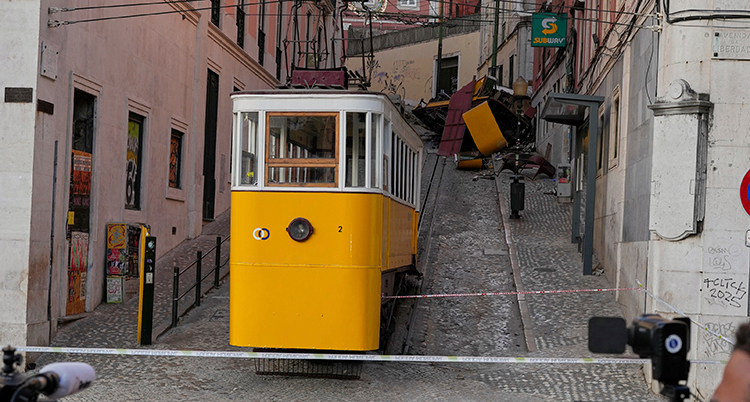 Portugal Streetcar Derailed