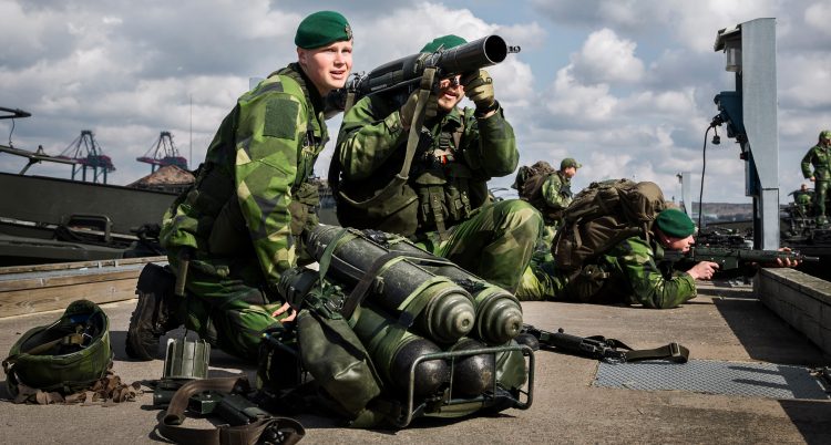 Några grönklädda soldater med olika vapen.
