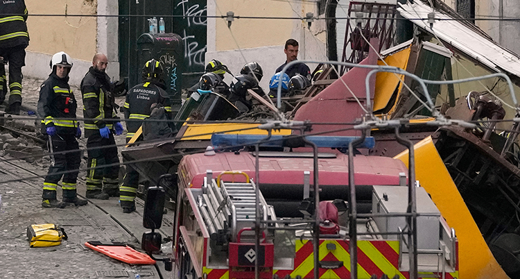 Flera brandmän vid den kraschade spårvagnen.